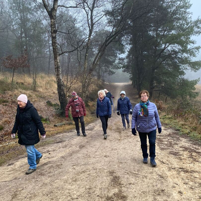 wandelend-yoga-minder-voorgrond